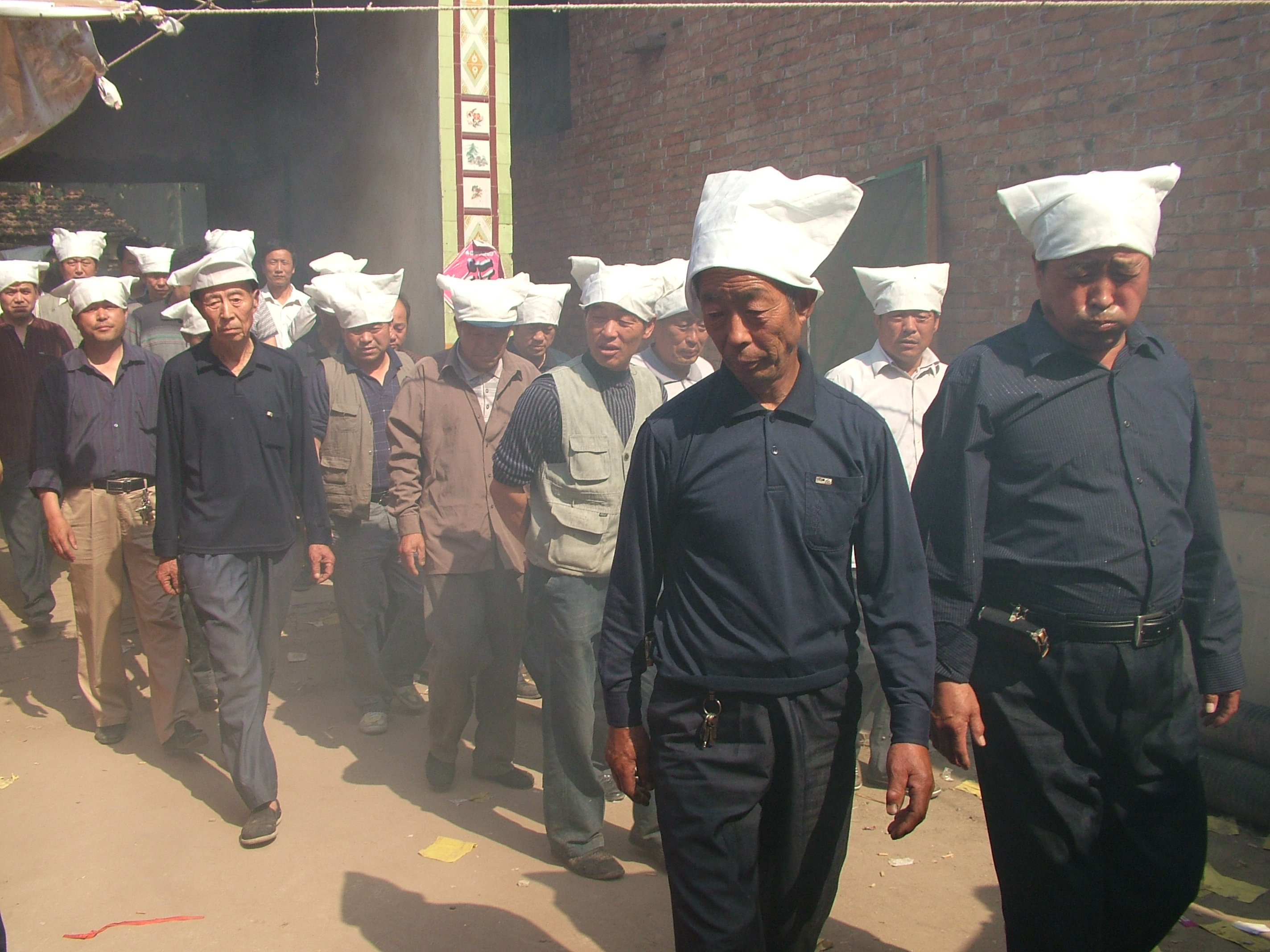 老长辈就要走了，送行的人们从灵堂前走了出来，焚烧的香火实在太旺了，杨二庄书记汪保华被熏得闭眼撅嘴。