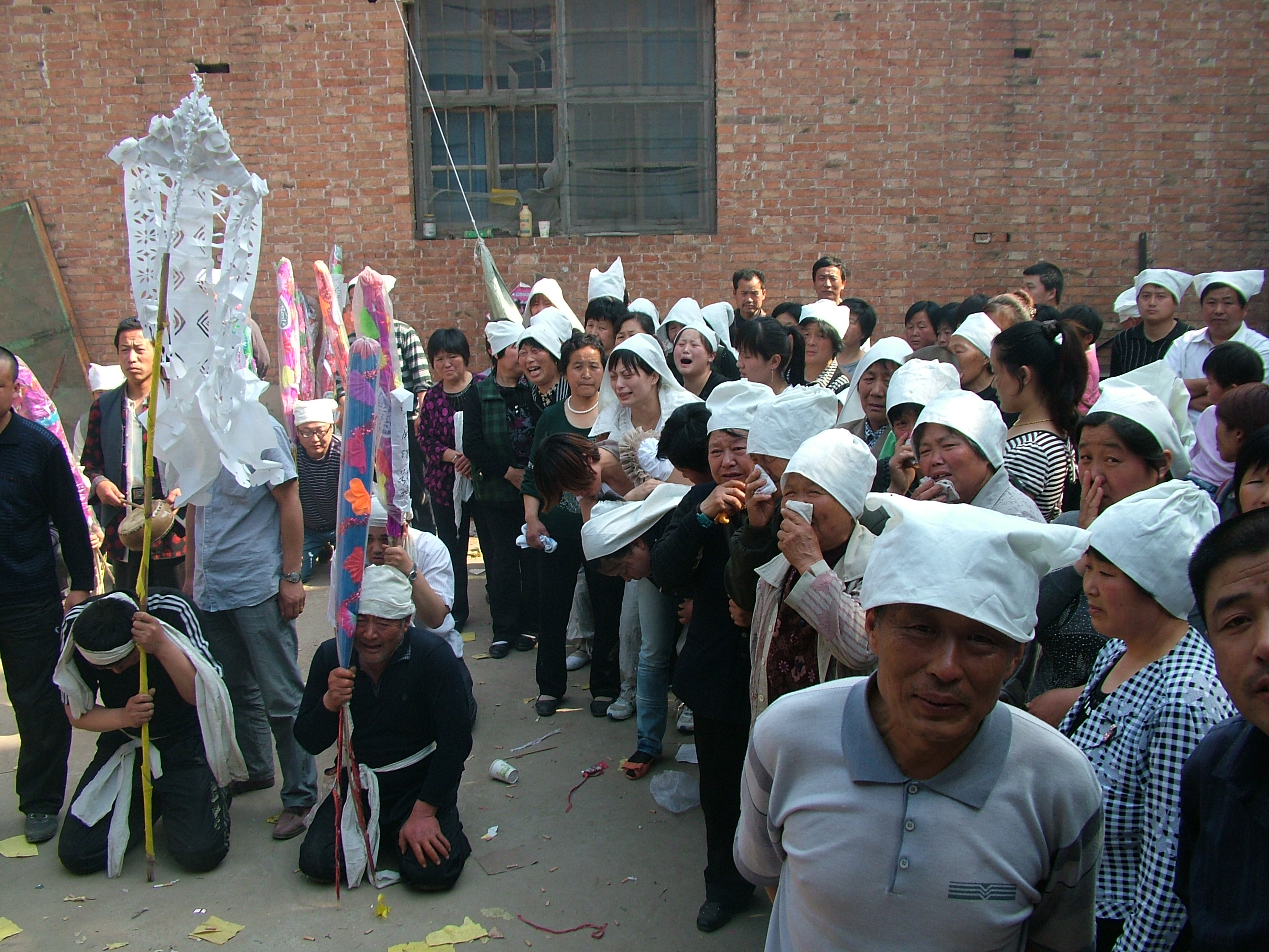 悲痛欲绝的孝子孝孙们