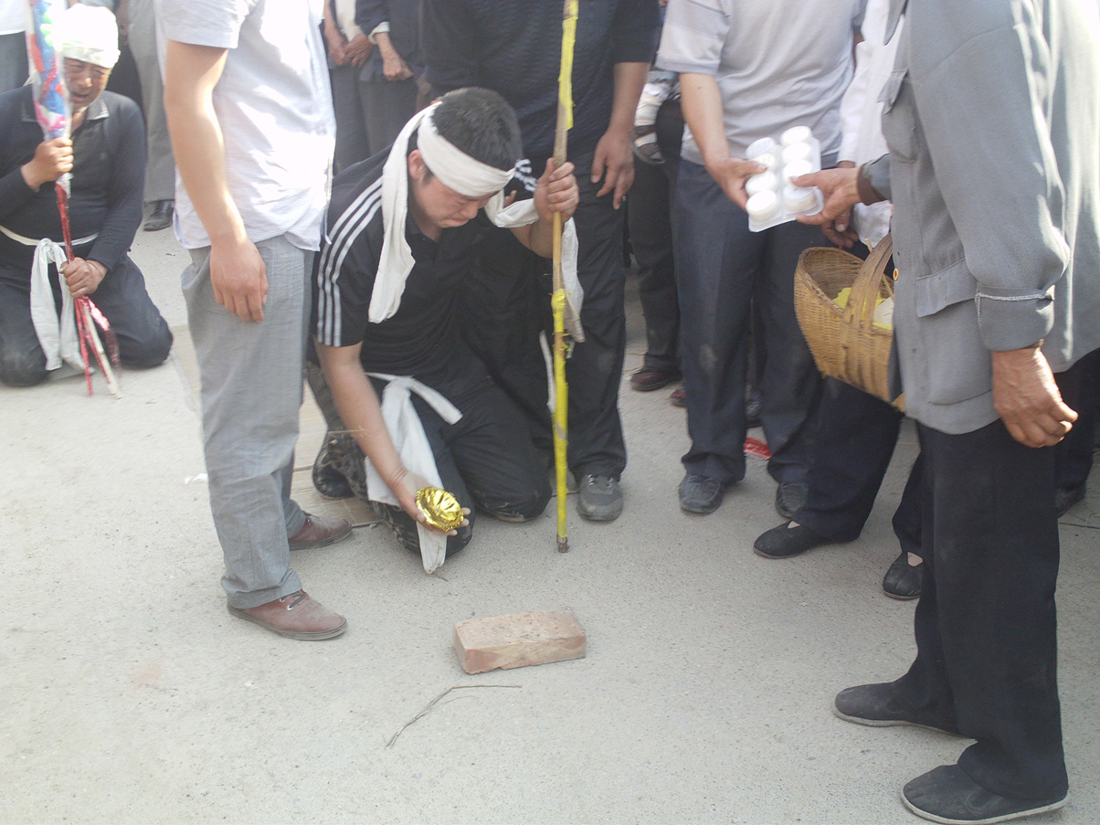 孝孙九十世汪守章爷爷“摔老盆”