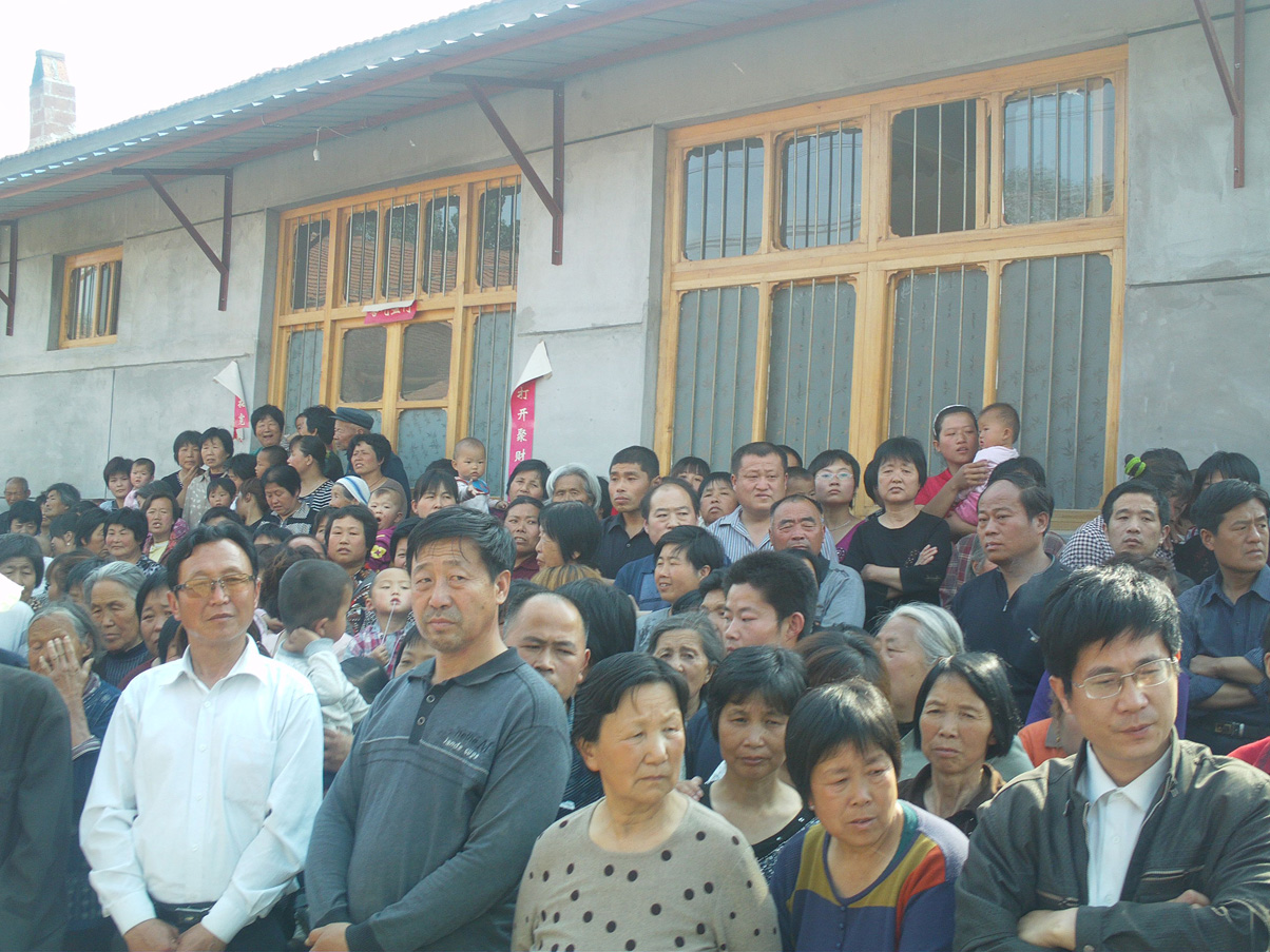 前来为老八爷送葬的族人