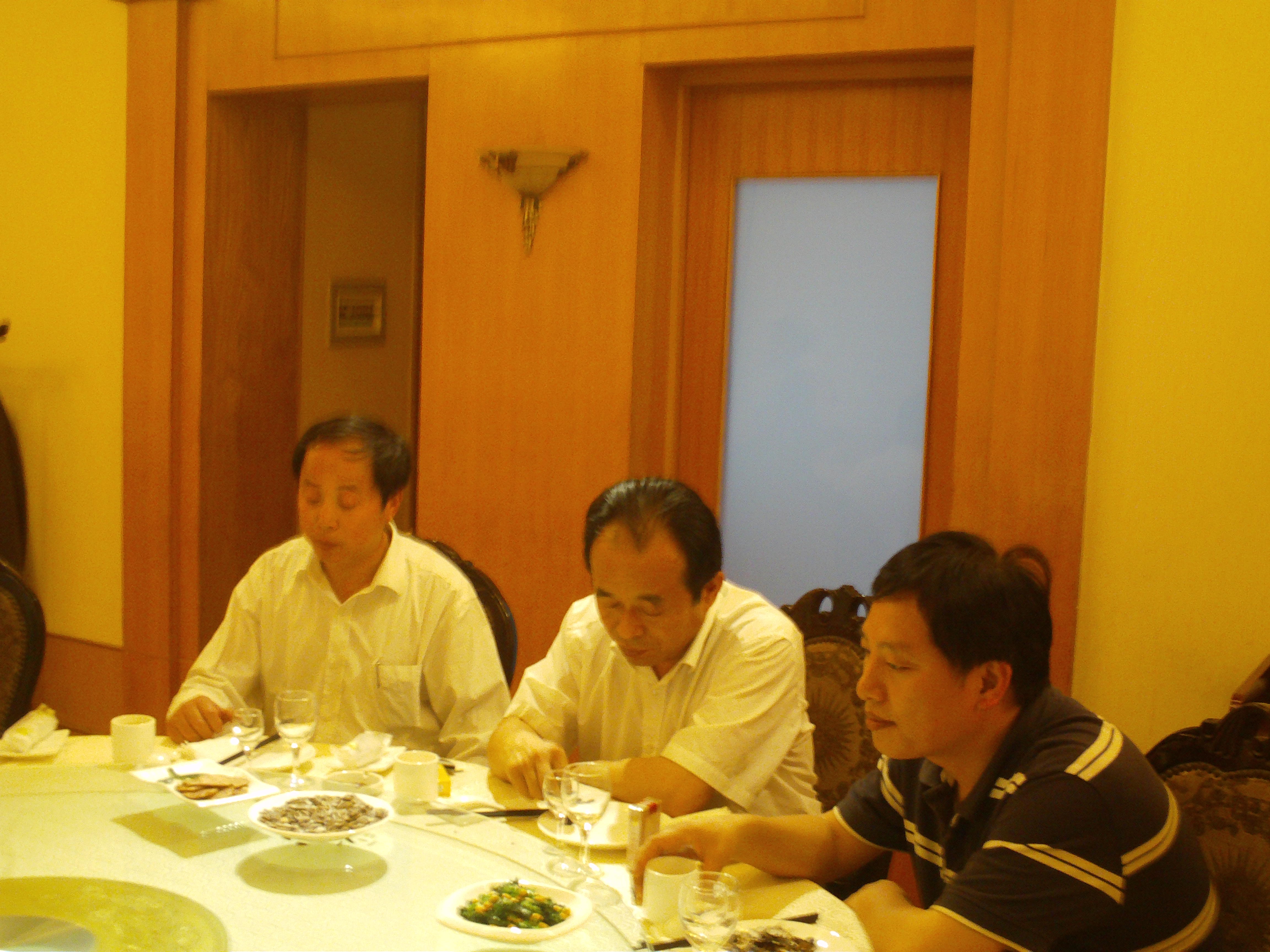 左边的是市土产公司总经理汪庆文