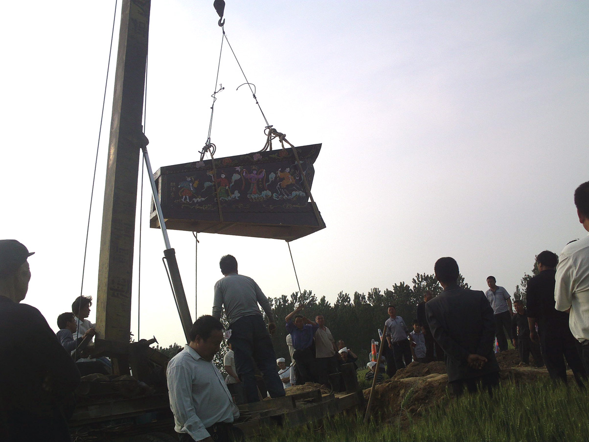 老八爷爷灵柩升空的壮观场面