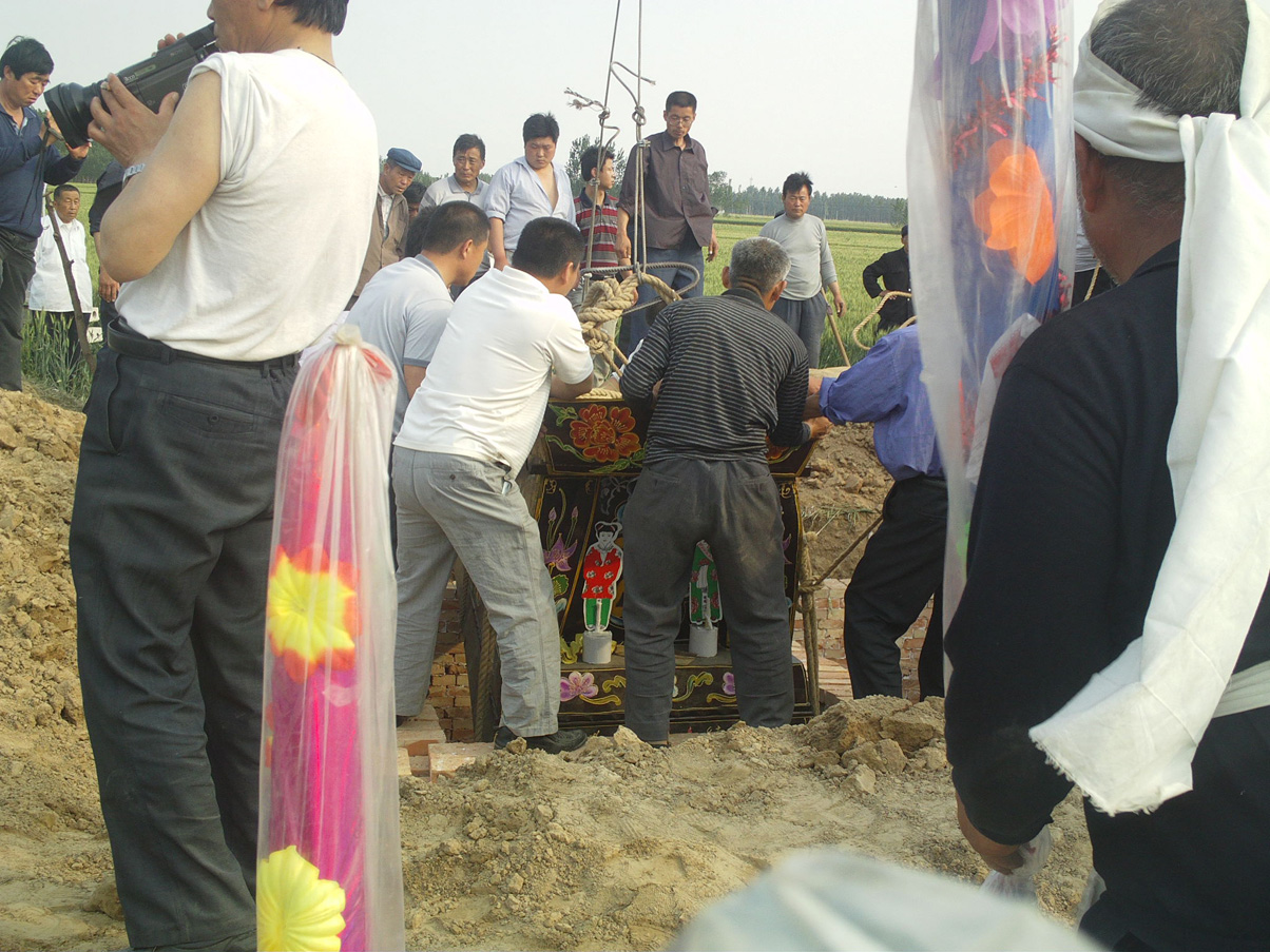 老八爷生前很要好，得把老人家的位置放好。