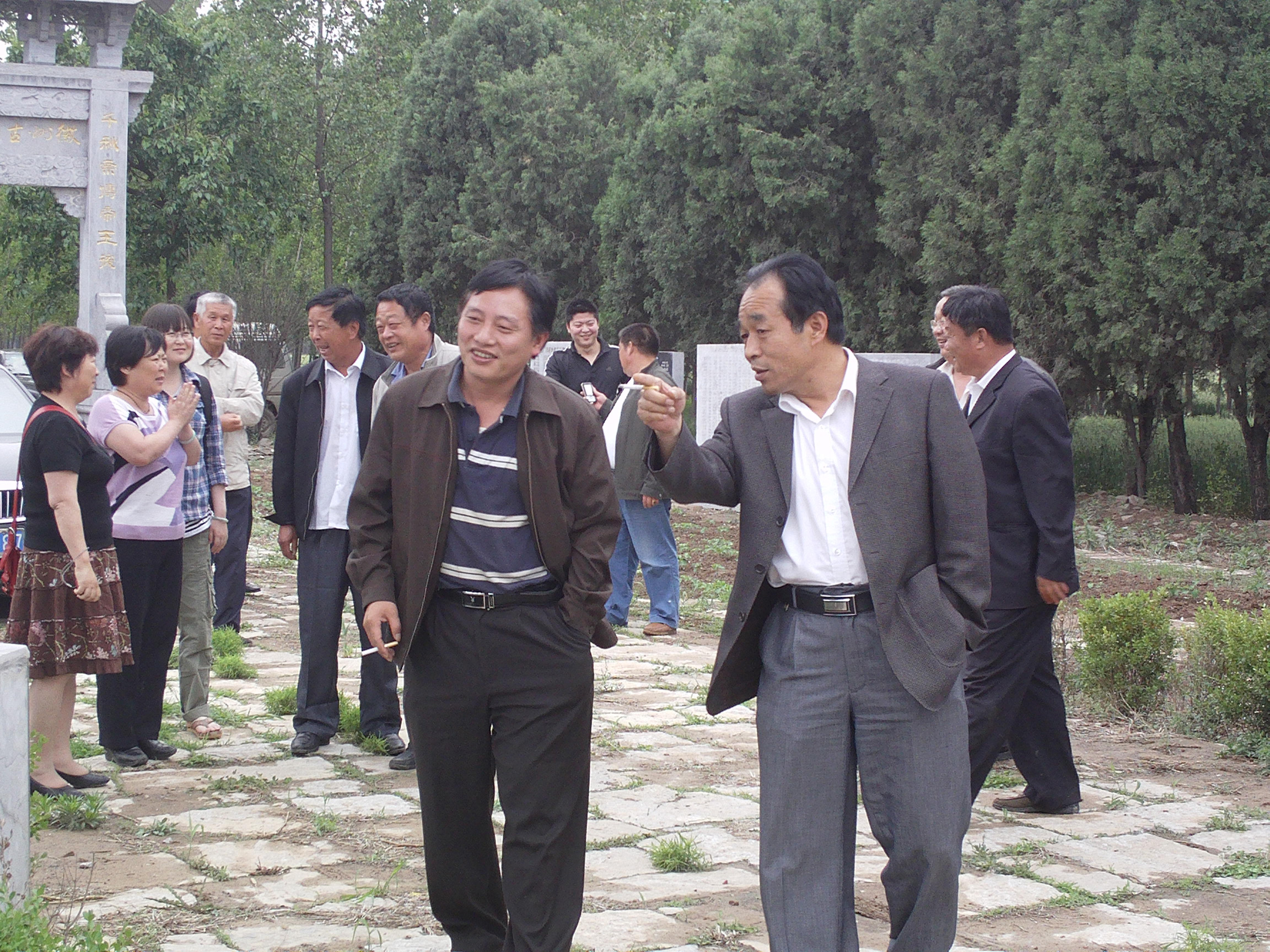 达成会长向大风讲解文化园得布置