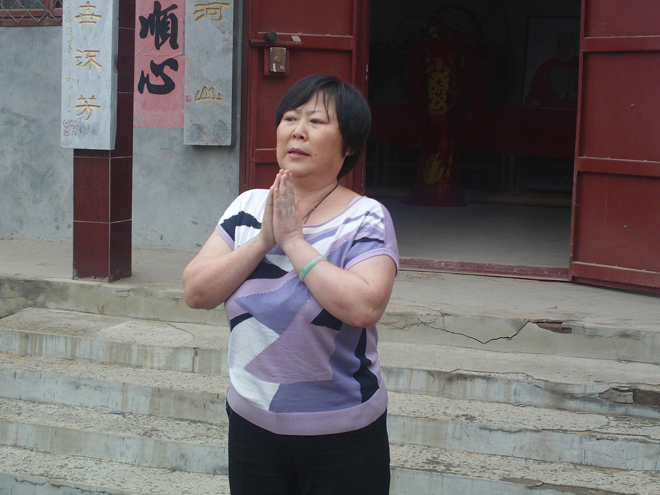 诉说艰难的寻根之路，感动苍天落泪，这是忽然下起了小雨，祭奠仪式刚刚完毕，雨就停了！