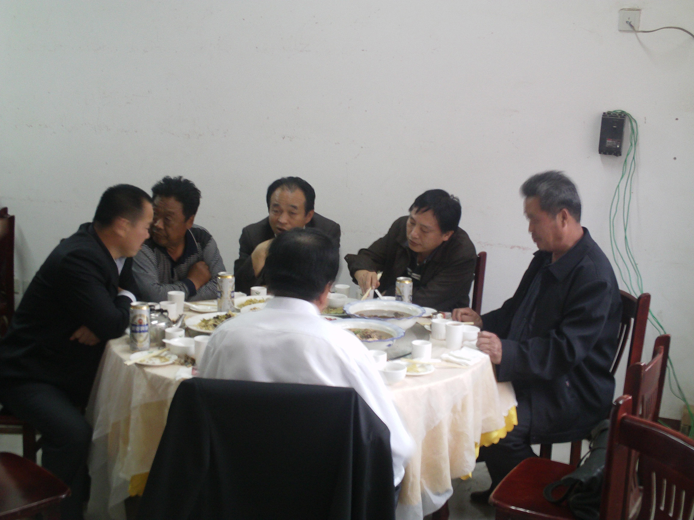 这一桌上，坐的都是村两委的领导，都是汪家的骄傲！