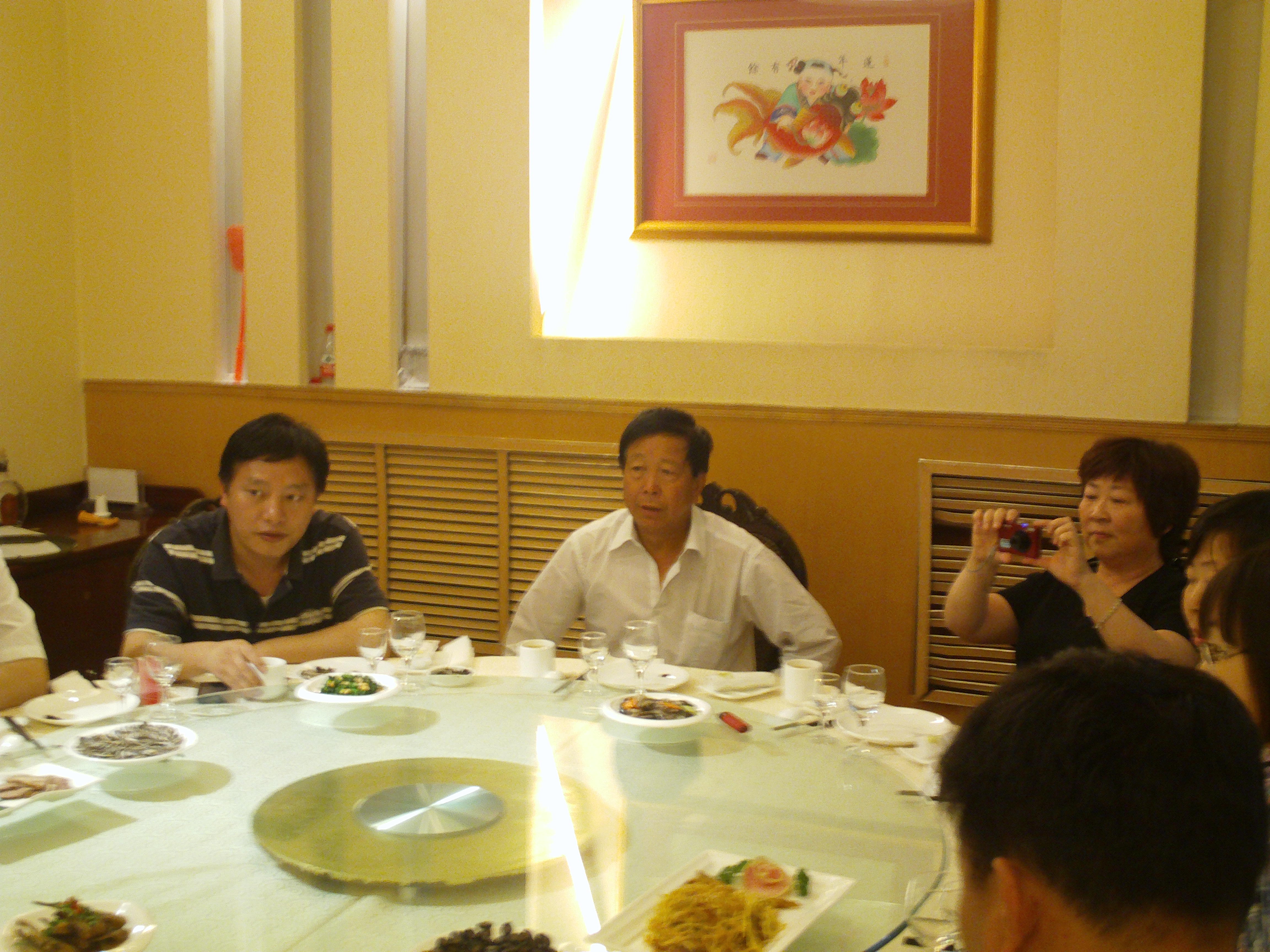 宗亲会长汪汝业，高兴坏了。咱家的女儿回家了。