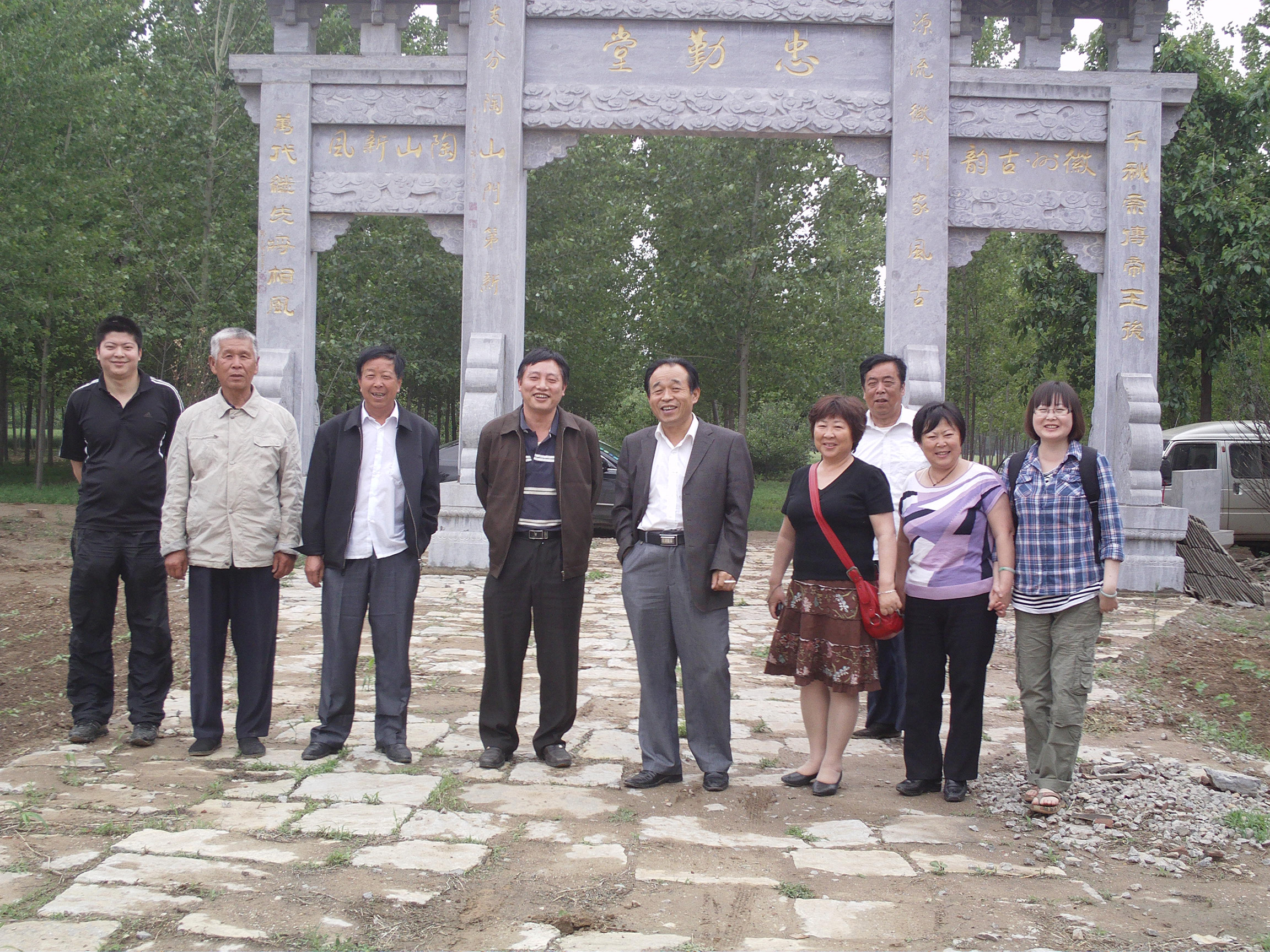 最左边就是老八爷的孙子守章，其实杭玲她们不知道，这时候，老八爷爷正在紧急救护中。小爷爷守章，是忍痛参