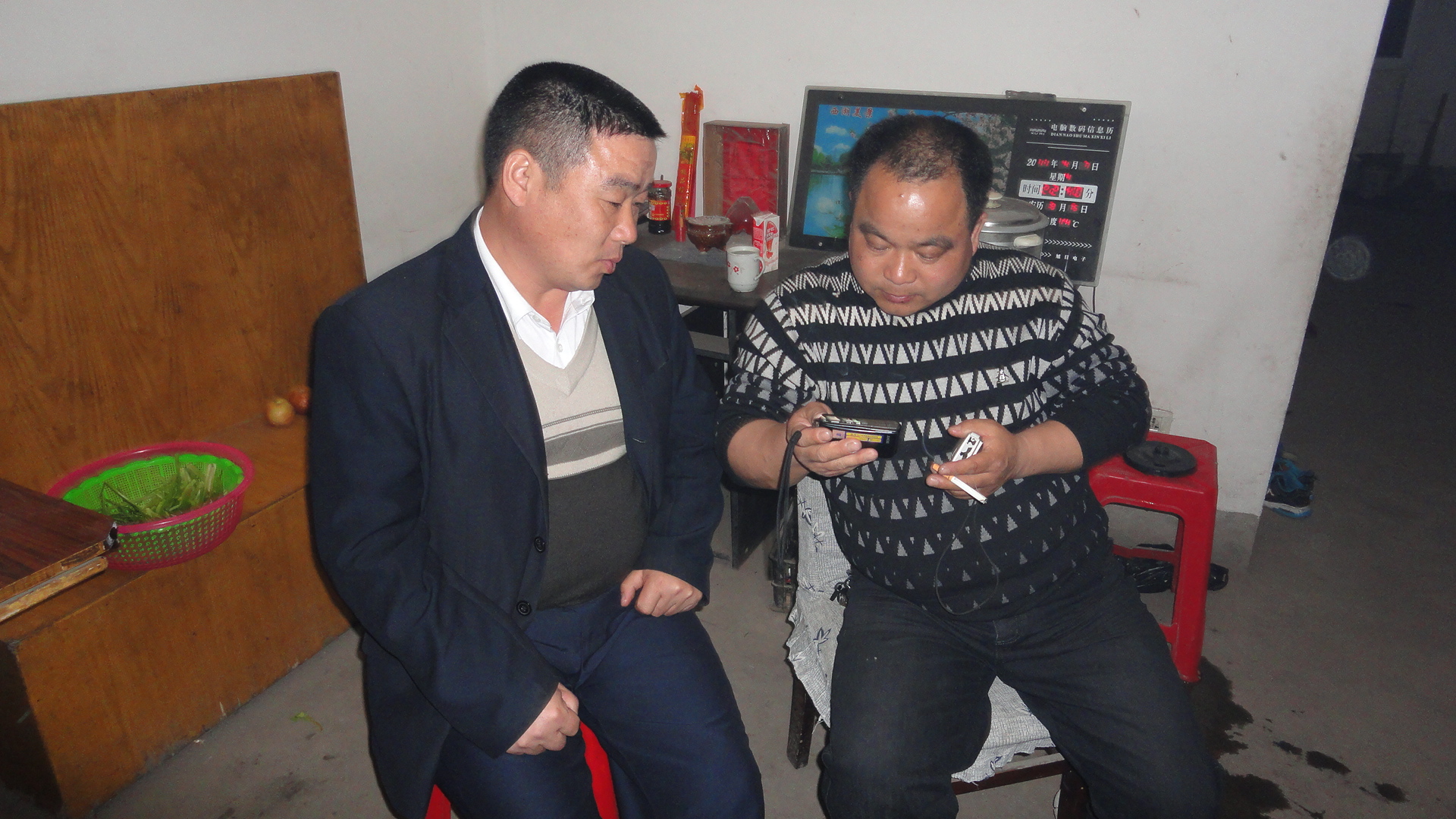 承忠会长正看相机里【天下汪氏】图片