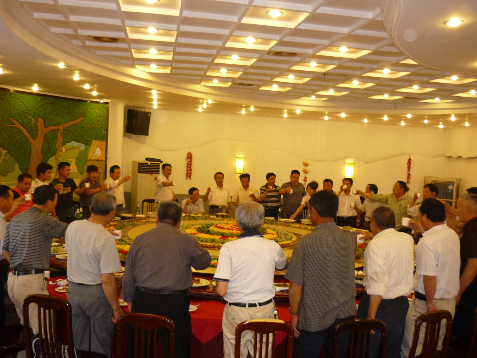 共同举杯预祝:固始县汪氏文化研究会胜利召开