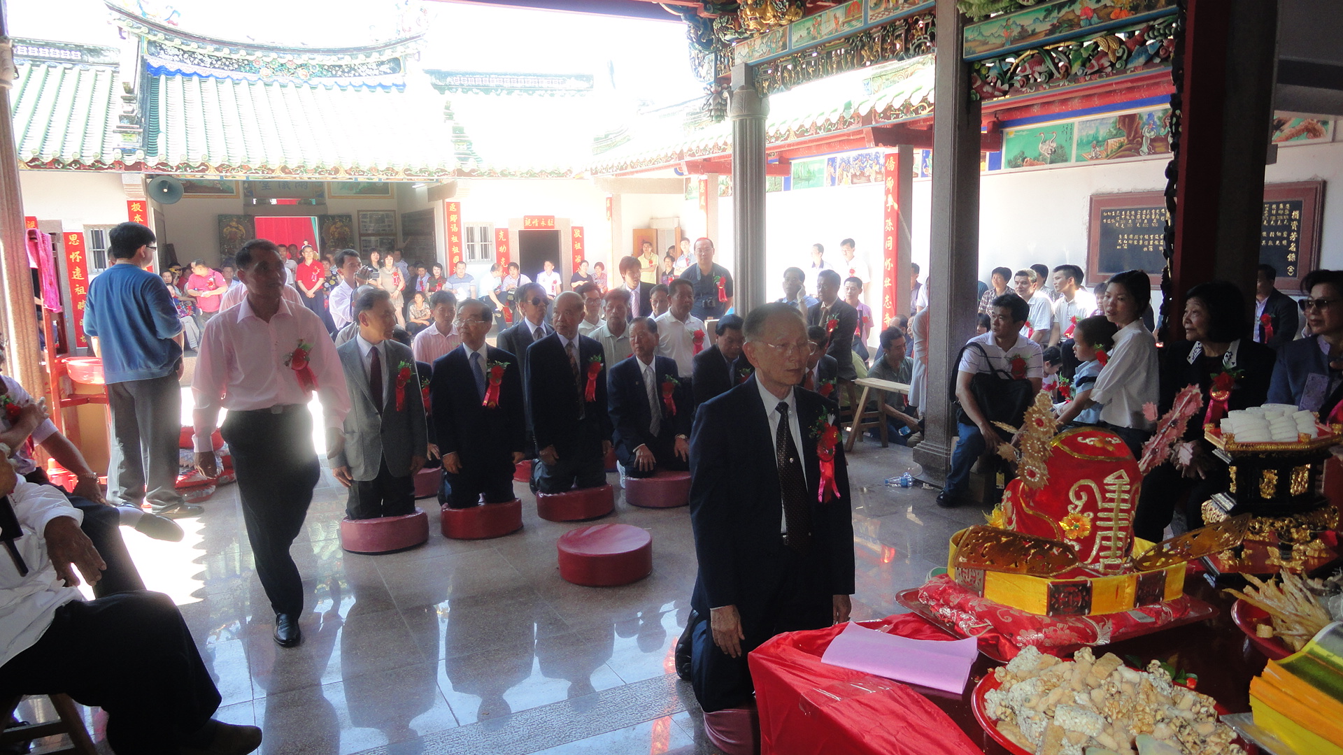 文盛老会长在前叩拜祖宗