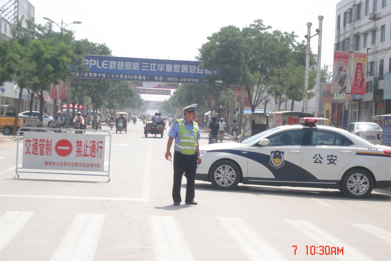 高考期间的交警.jpg