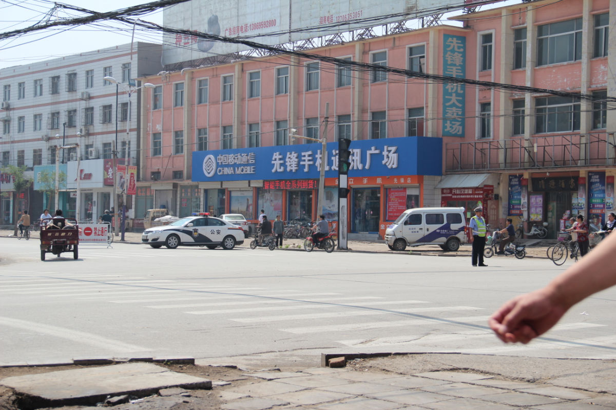 高考期间的临清交警为了给广大考生创造一个安静舒适的高考环境，临清红星路禁行·