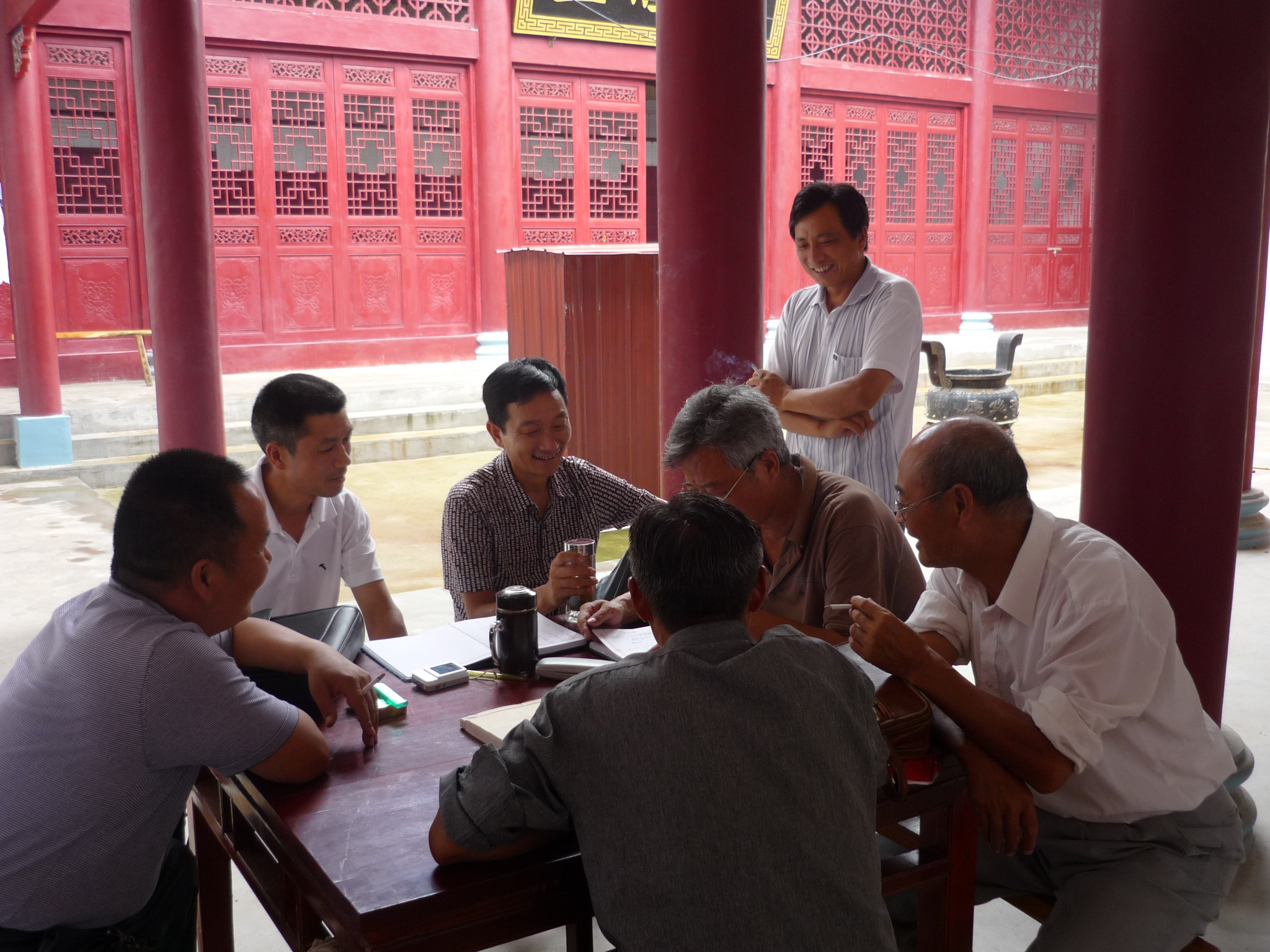 在祠堂里大家看同一祖谱