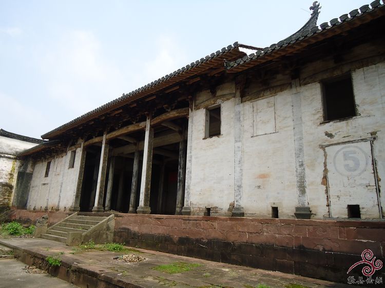 金紫祠后殿，据说又称百柱厅。