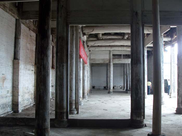 门槛阶梯二边的兽型石雕在文革中遭遇斩首。