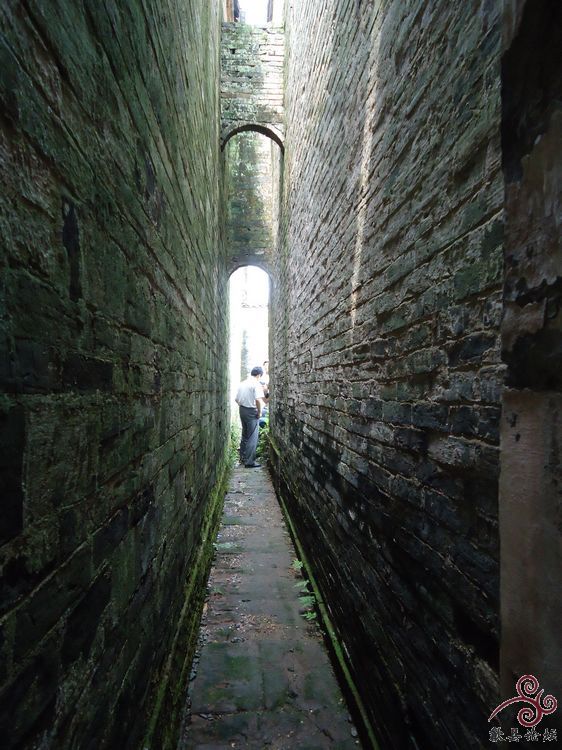 通往后殿二墙之间的巷道。