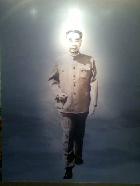 把光环调到总理头上，一路向我们走来。