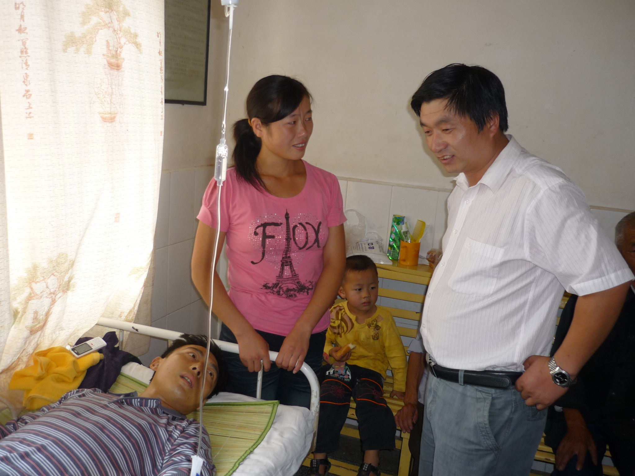 爱心救助发起人汪雷社长看望病人