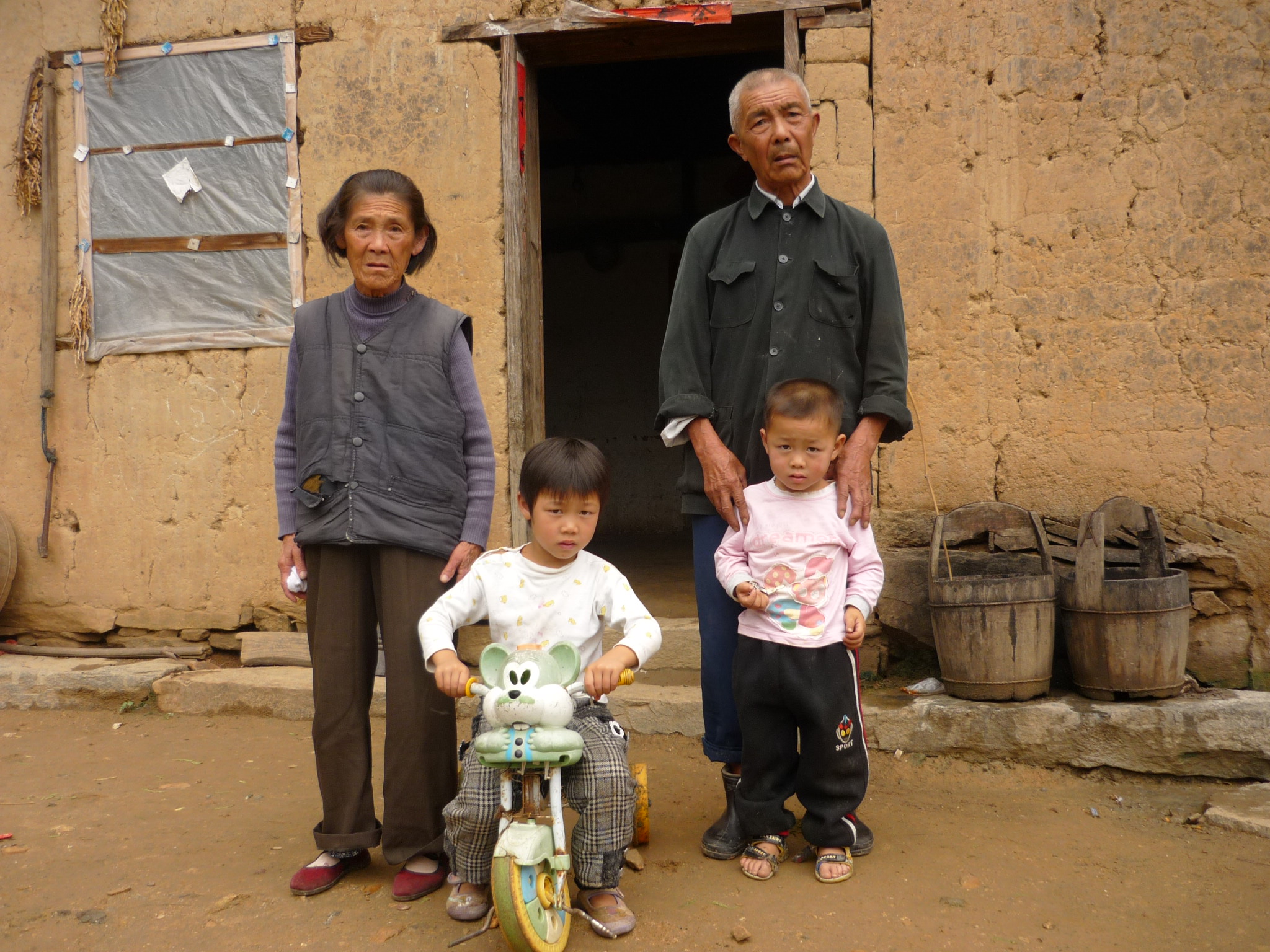 70多岁两老与孙子孙女