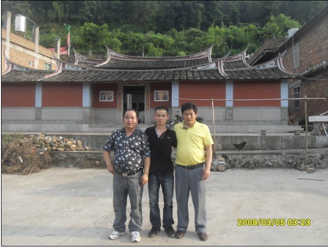 中间是汪建江与本月七日去山东青岛参军