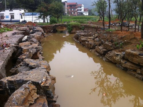 基本完成铺设的河道