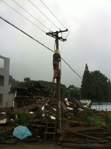 电工在移除电线杆