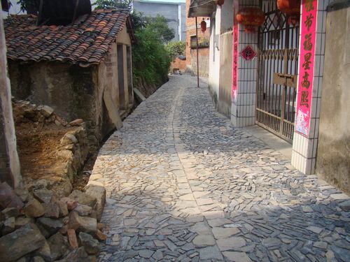 新修的小径格外清爽