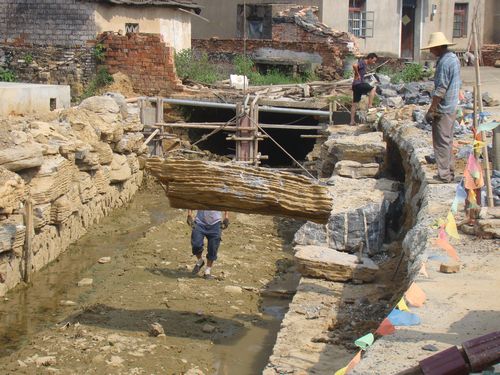 吊机正在搬千层石