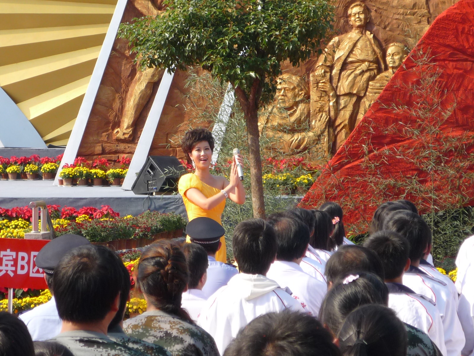 任良韵在台下互动