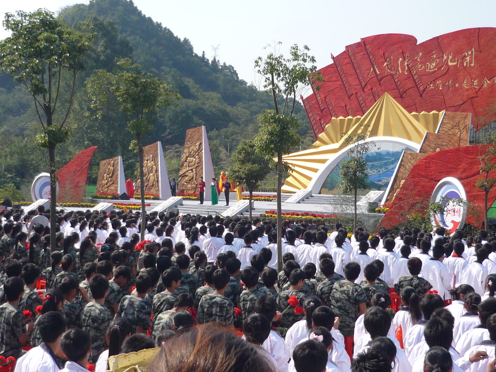 四位主持人登台献艺