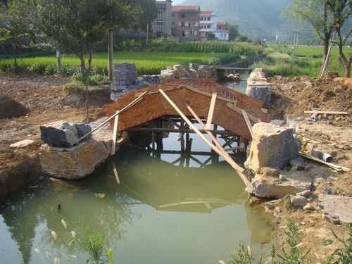 祠堂门前的桥主体也基本成型