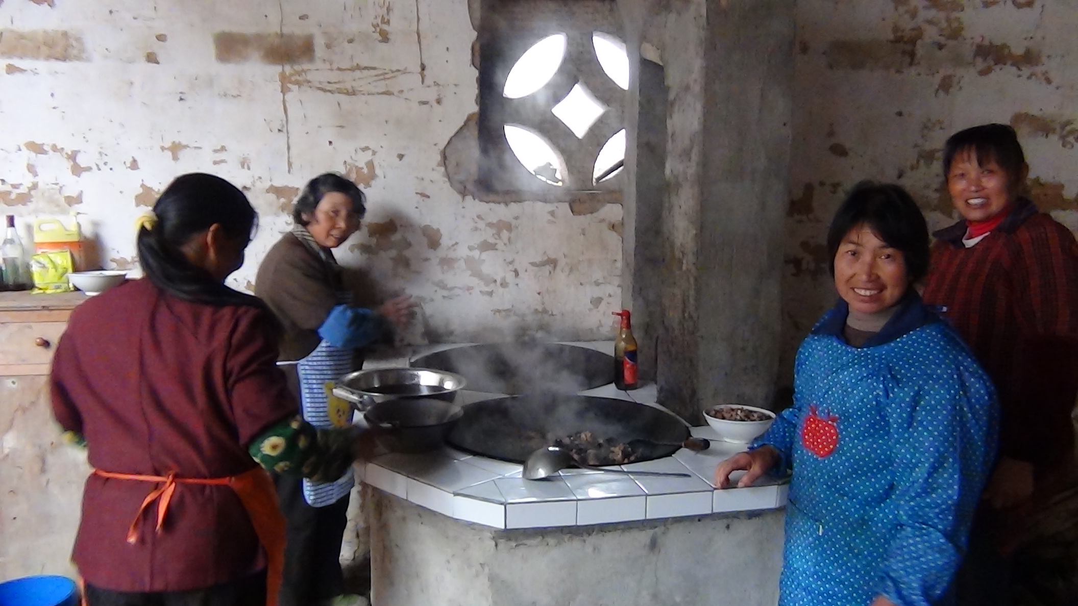 汪家媳妇们正在烧自好菜