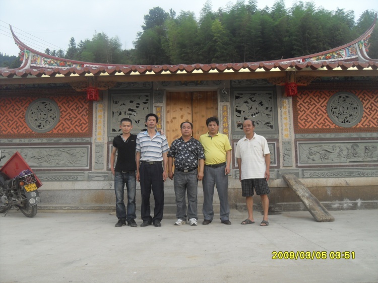 从左到右：汪建江、汪济圣、汪承忠、汪宽、汪双英在美新宗祠合影留念