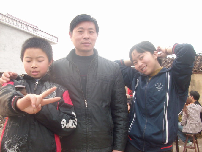 汪雪英丈夫与两个孩子