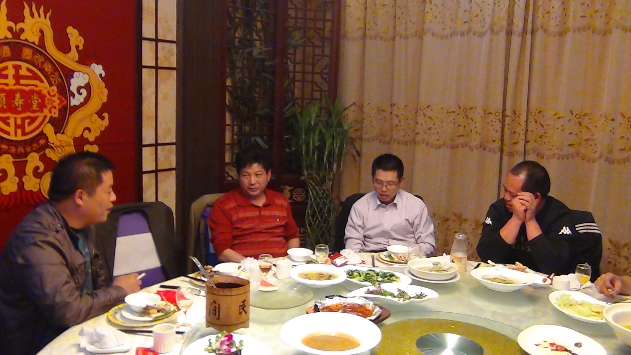 晚宴上大家交流亲情