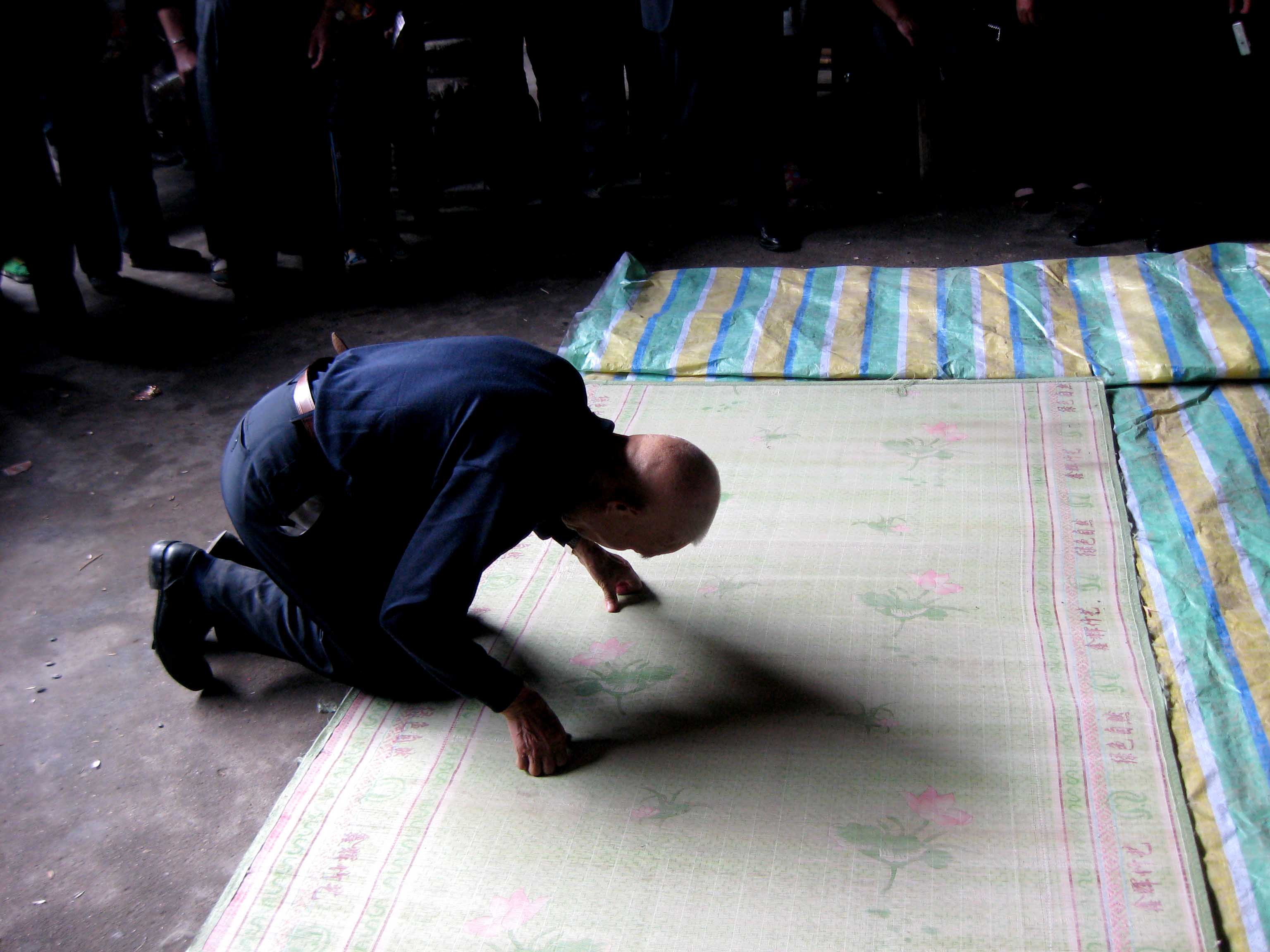 锡申公，88岁高龄&nbsp;&nbsp; 拜祭先祖