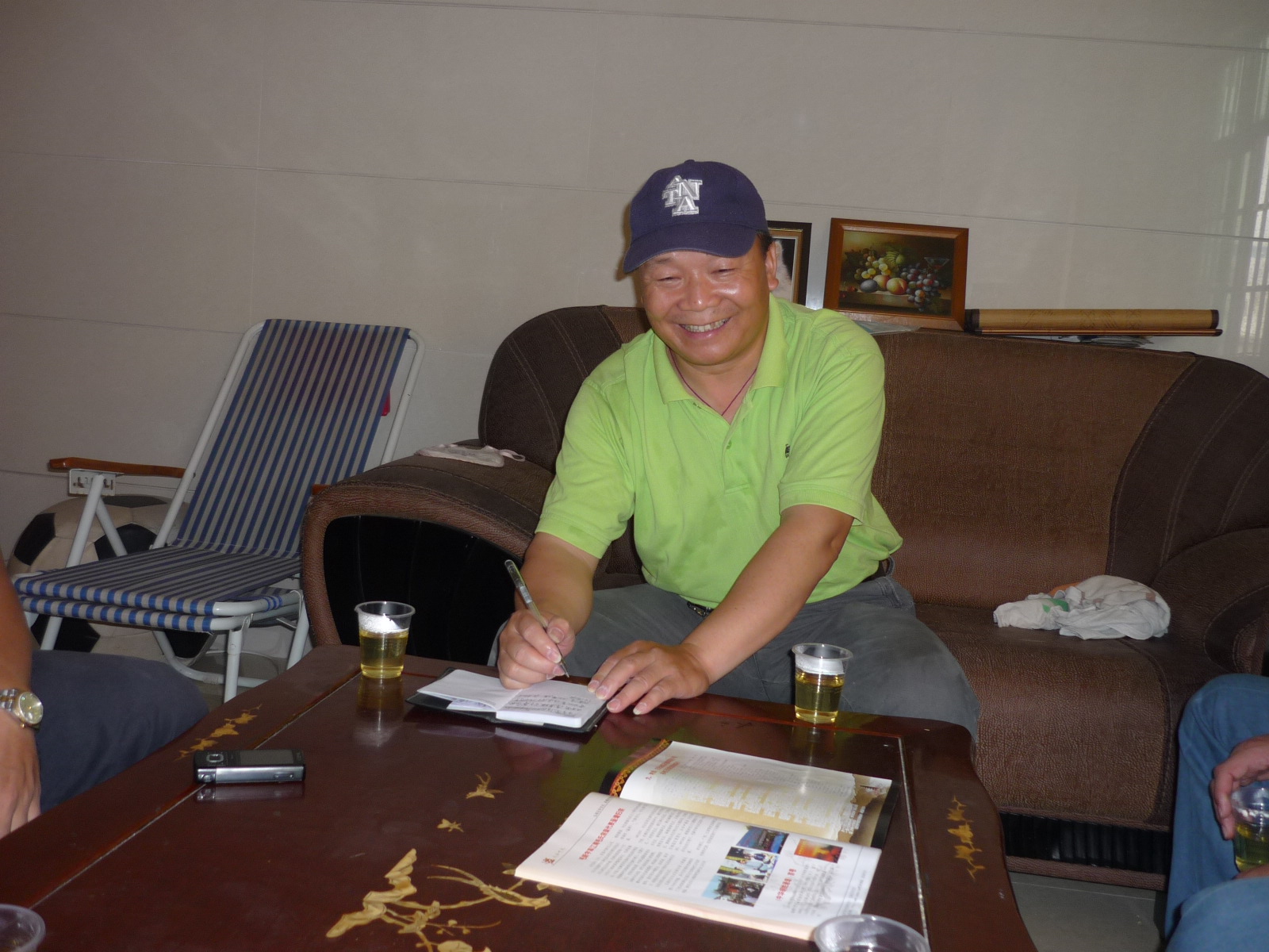 村长汪春强与承刚、拥军合影