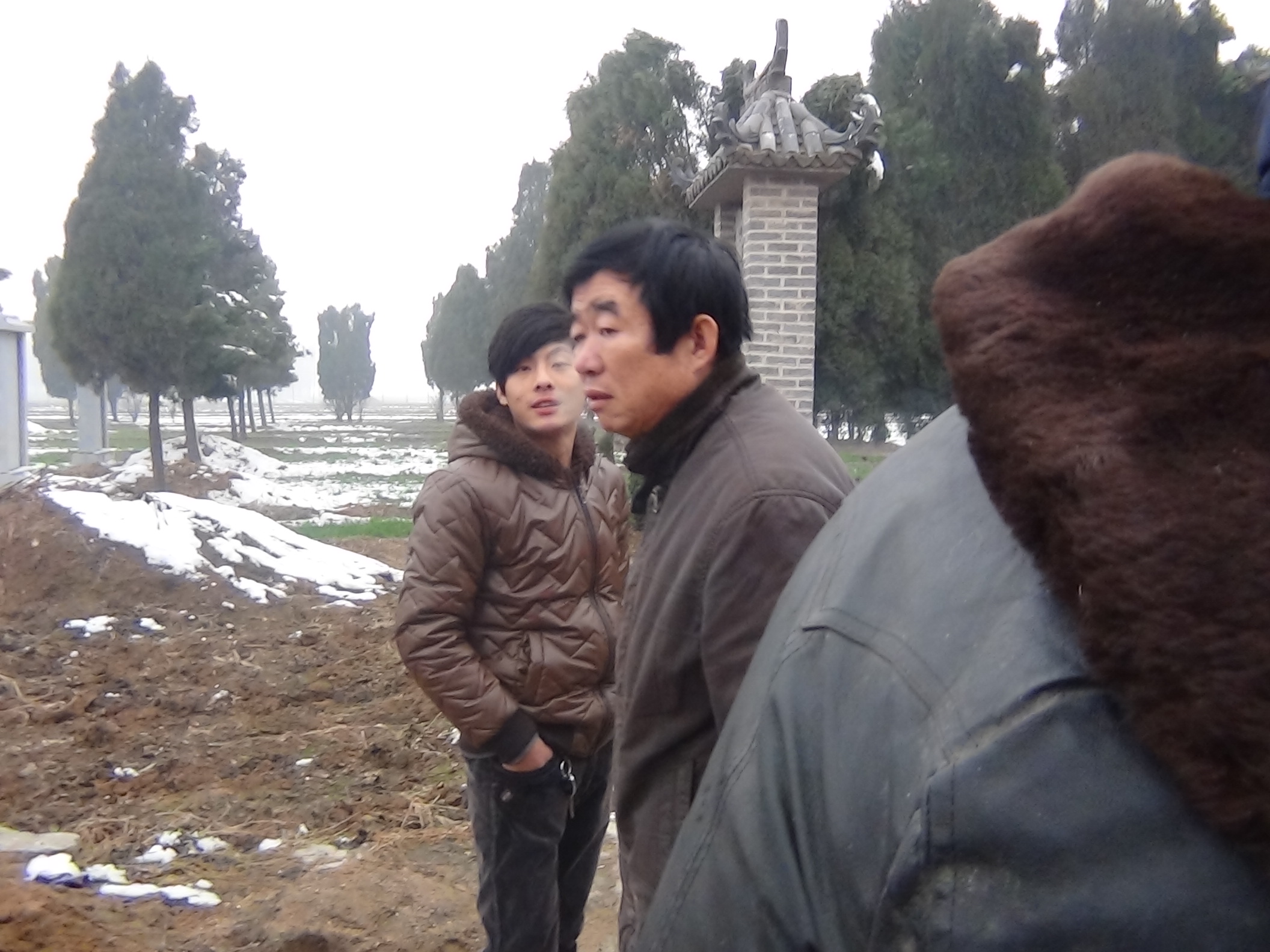 《汪广洋文化研究会》副会长汪连举等在墓地纪念馆前等候金寨，淮南，江苏盐城的宗亲代表