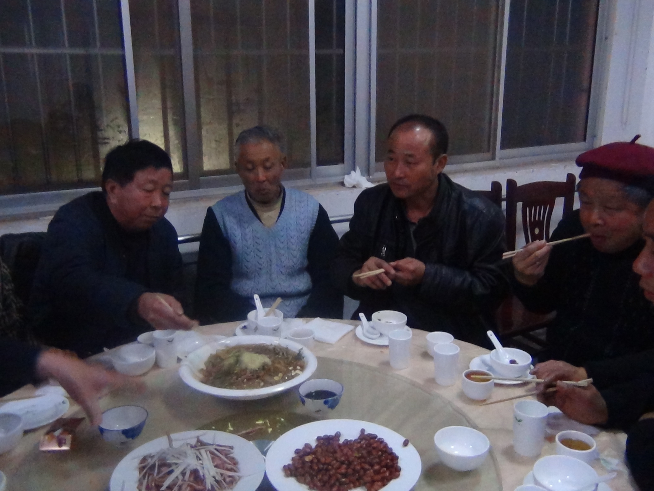 左起 《忠勤堂`陶山支系宗亲理事会》会长汪汝业、汪显云（金寨89世）汪洋（金寨90世）汪传海（安徽淮南91世