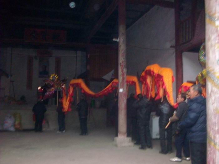 在祠堂里拜年，沿着柱子转圈