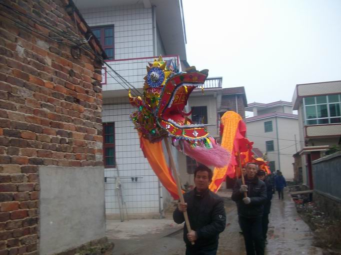 龙灯从我家门前走过