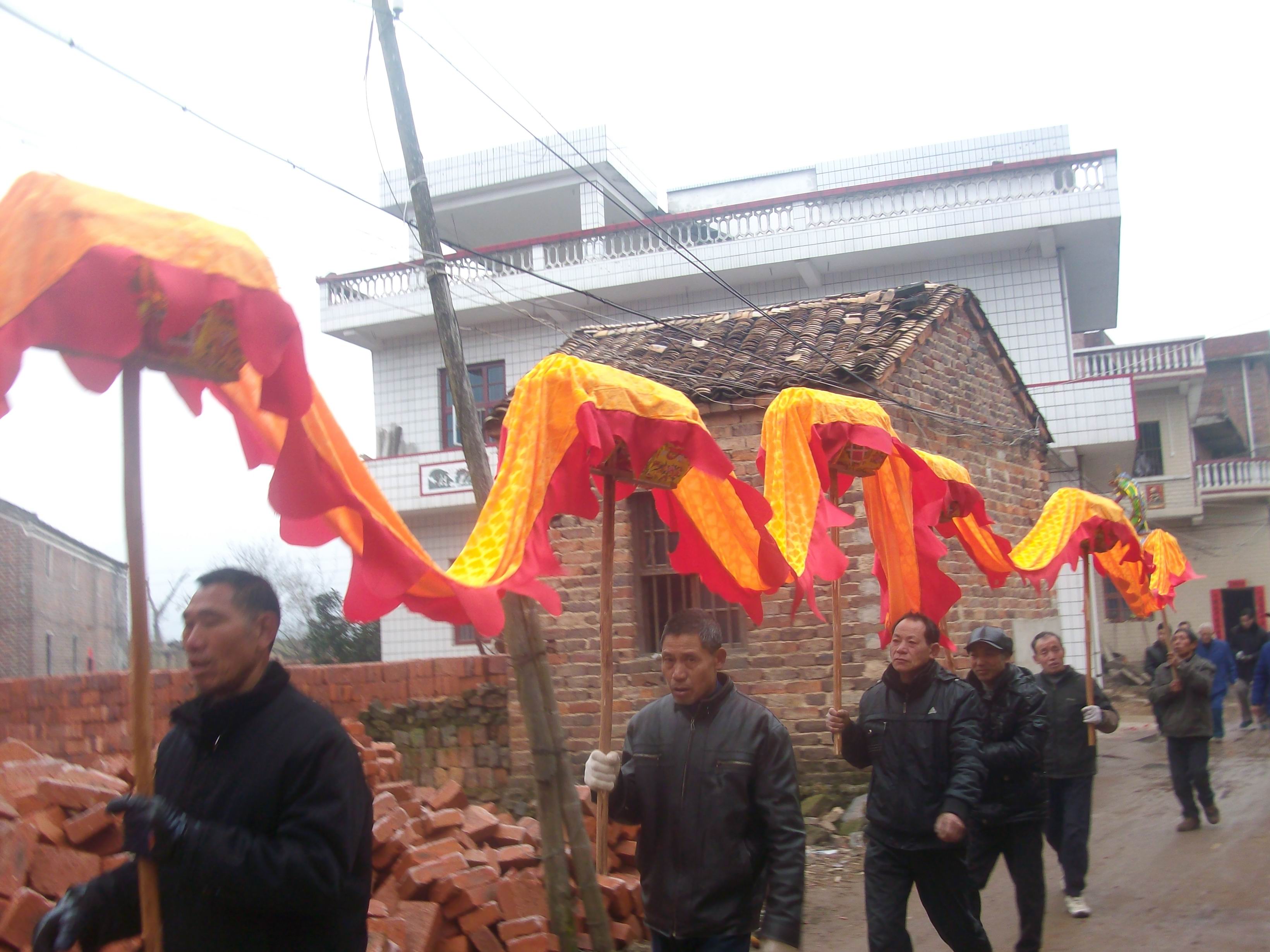 龙灯经过我家门前，我拍到的是回德叔