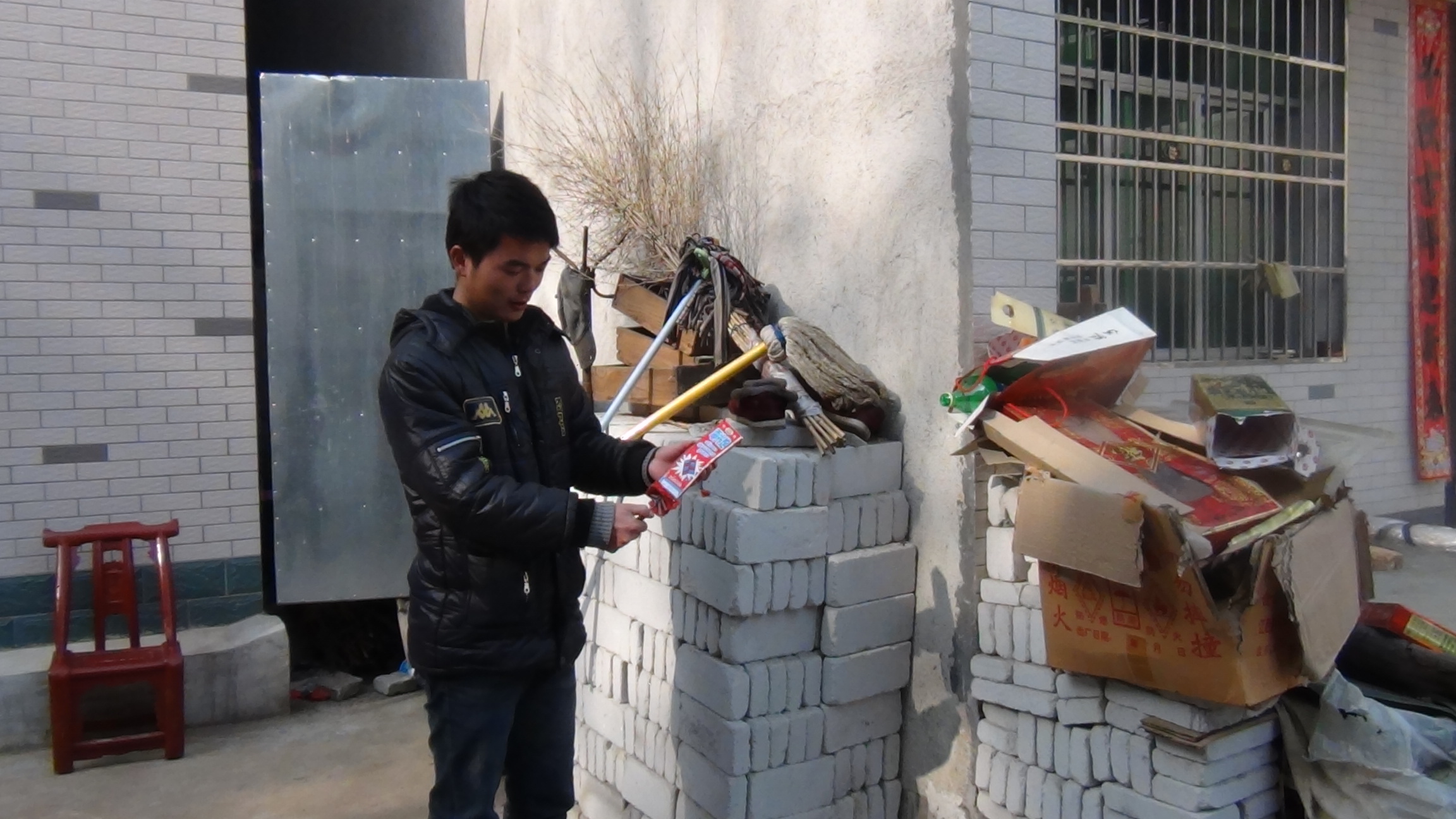 家国儿子汪晨点着鞭炮迎家人