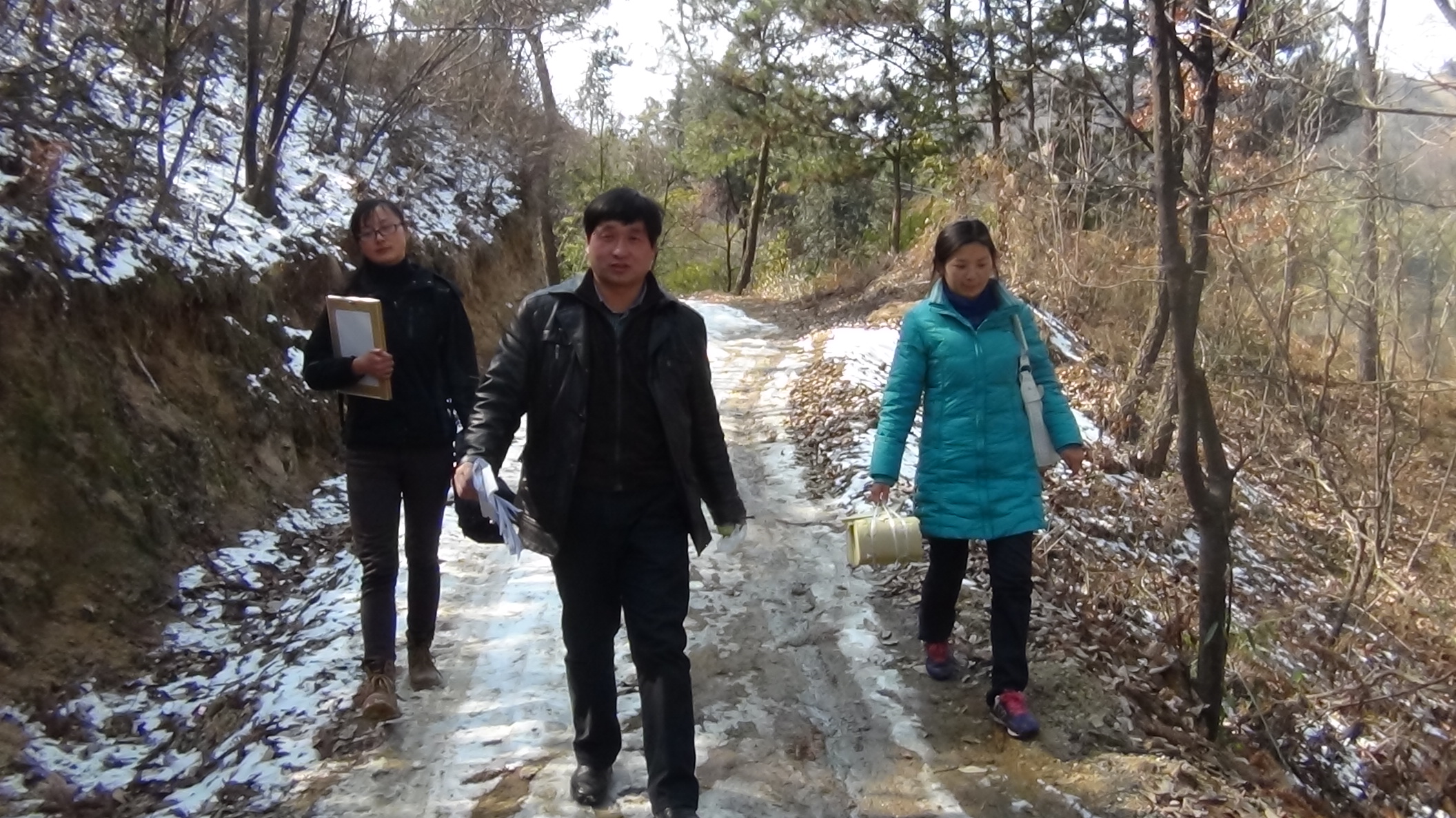 汪雷社长踏着雪路前行