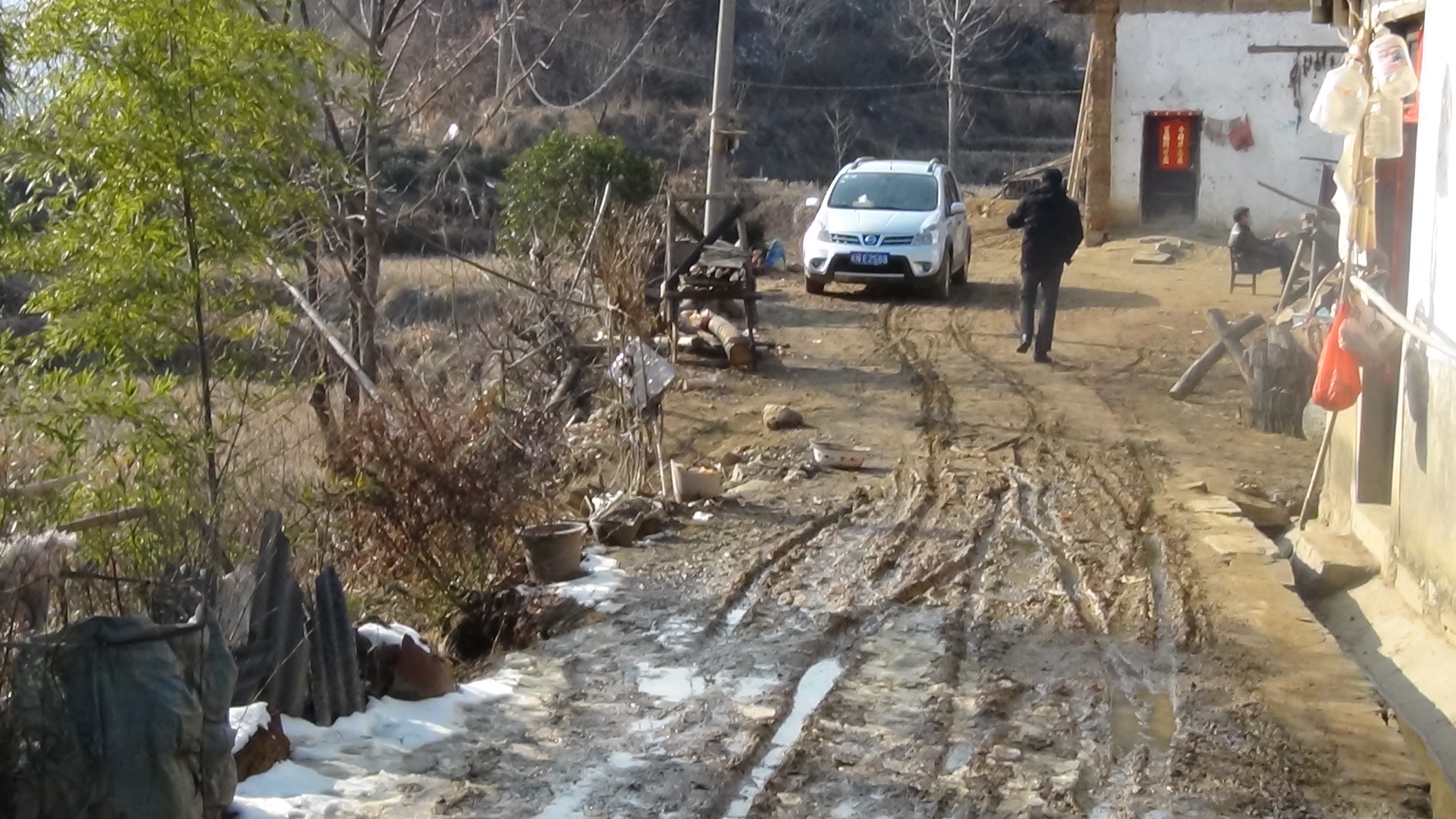 好烂山路还几人推才能前行