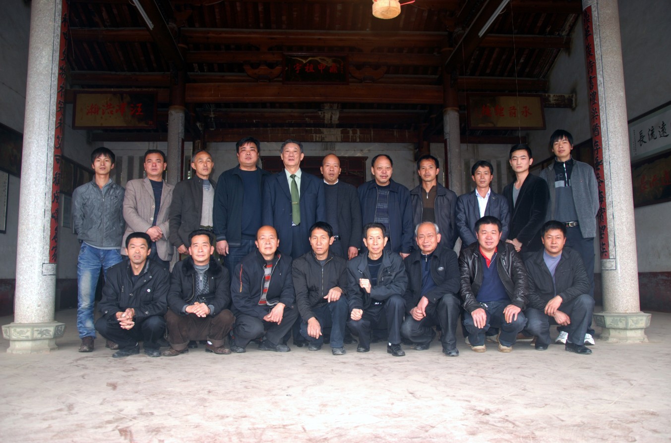 汪江淮将军到福建霞春鼎甲祠宇和霞春的四个村的领导及部分本家合影.jpg