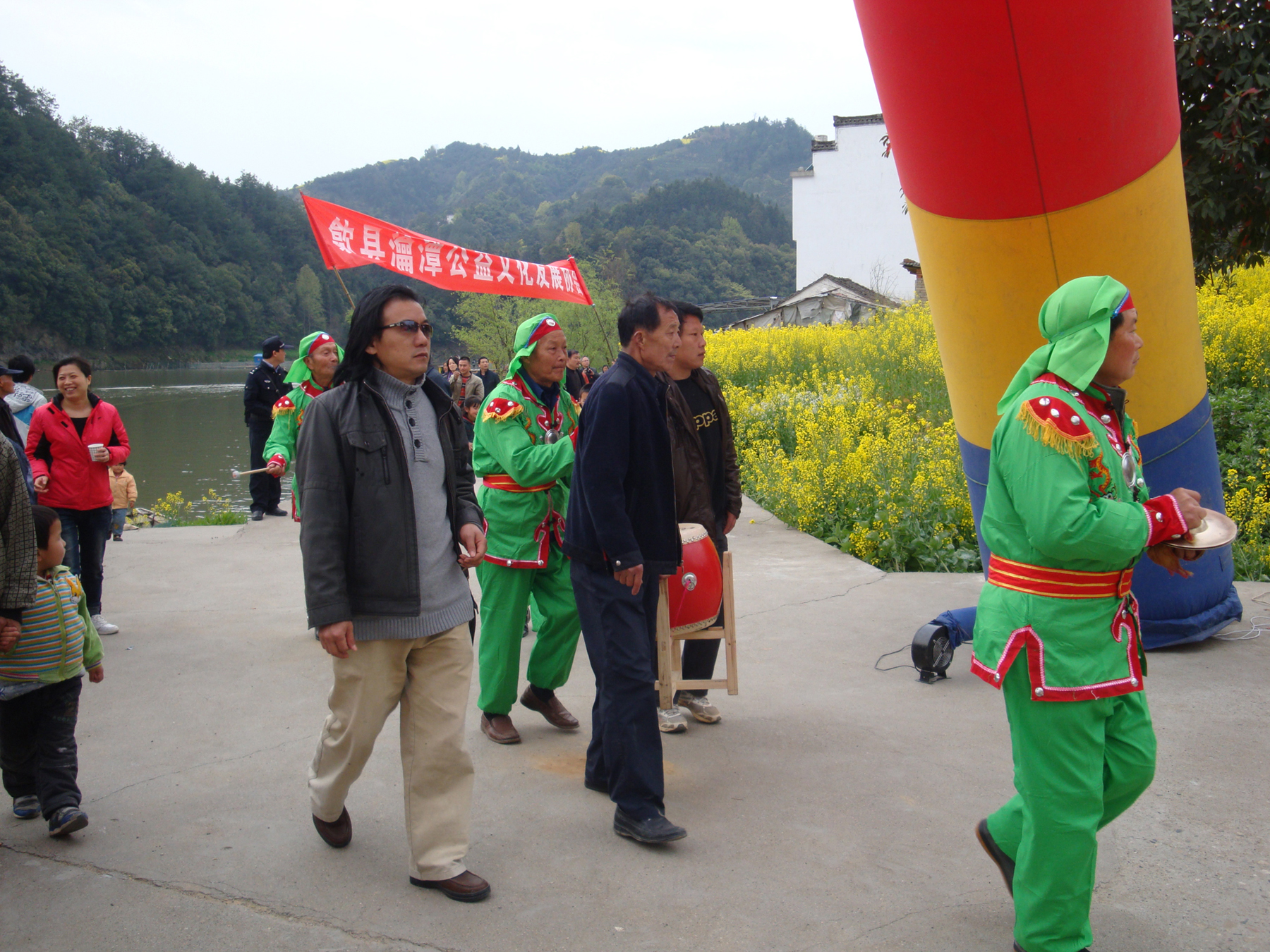 锣鼓队赴活动地点