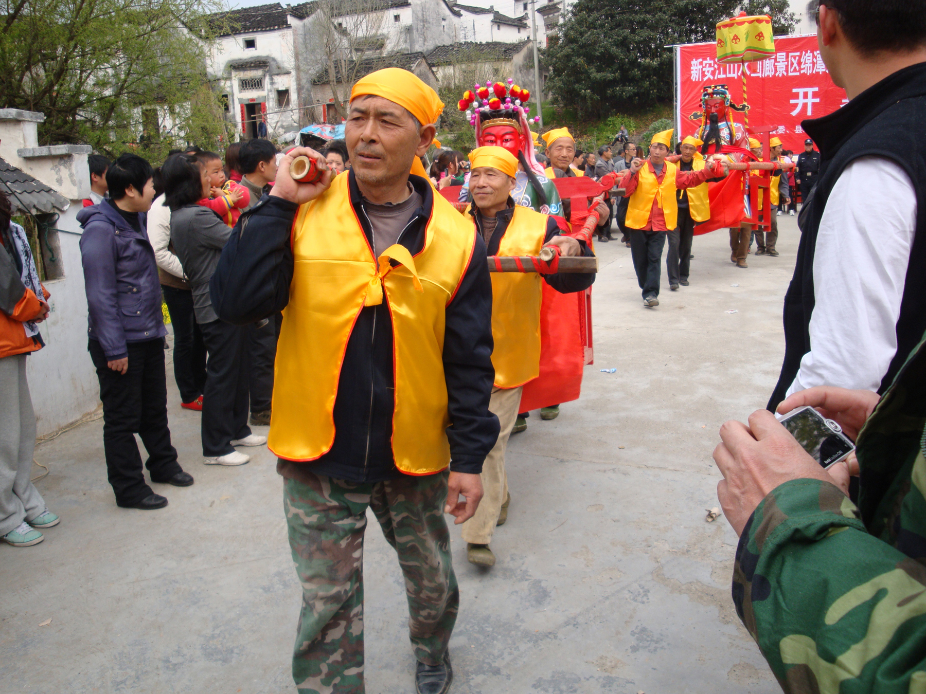 抬汪公菩萨进庙祠
