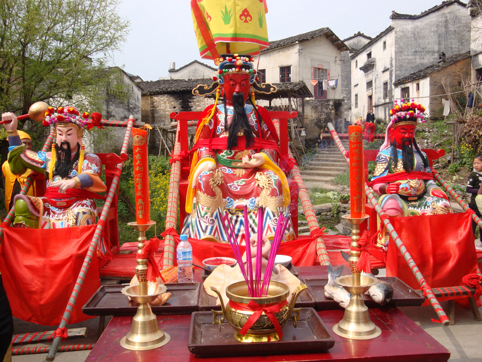 汪公菩萨（中）和陪伴的两尊菩萨